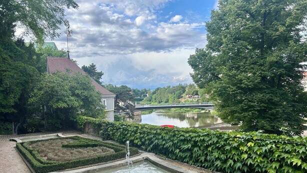 A garden with a fountain, a bridge, and a river. - Görlitzer Zweisamkeitsquelle, Bezauberndes Wohnung mit ausgestatteter Küche (Görlitz)