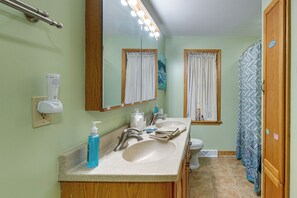 Interior - 1 Mi to Dtwn Tiffin! Brick Bungalow w/ Patio, Yard (Tiffin)