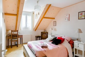 1 bedroom, WiFi, bed sheets - Guest Room “Chambre H” with Shared Terrace, Shared Garden, and Wi-Fi (Saint-Rémy-lès-Chevreuse)