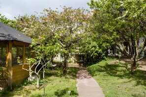 Property grounds - Guest Room “Chambre H” with Shared Terrace, Shared Garden, and Wi-Fi (Saint-Rémy-lès-Chevreuse)