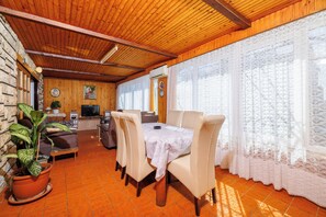 Dining - Apartment in Dramalj, only 200 m from the beach, with terrace and parking space (Dramalj)