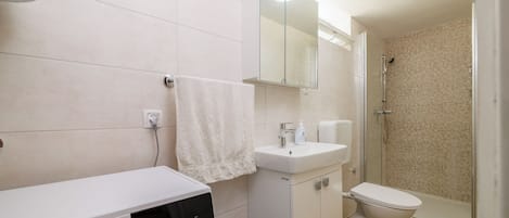 Douche, serviettes fournies, savon, papier de toilette