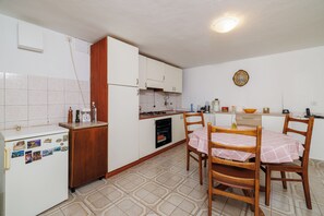 Fridge, oven, stovetop, coffee/tea maker - Apartment in Dramalj, only 200 m from the beach, with terrace and parking space (Dramalj)