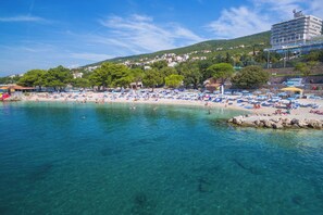 Beach nearby - Apartment in Dramalj, only 200 m from the beach, with terrace and parking space (Dramalj)