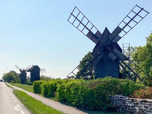 A rural road with windmills and greenery. - 4 Person Holiday Home in Farjestaden (Farjestaden)