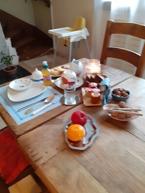 Dining - Guest Room 'Chambre T' with Shared Terrace & Garden, Wi-Fi Included (Saint-Rémy-lès-Chevreuse)