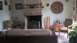 Living area - Guest Room 'Chambre T' with Shared Terrace & Garden, Wi-Fi Included (Saint-Rémy-lès-Chevreuse)