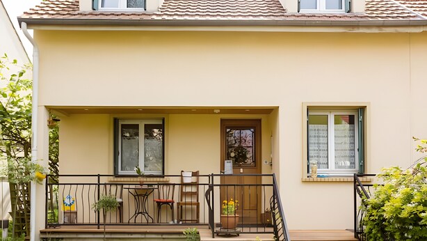 A two-story building with a balcony, a door, and a window. - Guest Room 'Chambre T' with Shared Terrace & Garden, Wi-Fi Included (Saint-Rémy-lès-Chevreuse)