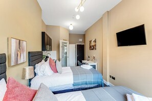 1 bedroom, iron/ironing board, free WiFi, bed sheets - Wake, Sip, Slay – Stylish Studio with Cozy Feels (London)