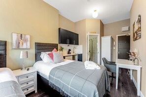 Room - Wake, Sip, Slay – Stylish Studio with Cozy Feels (London)