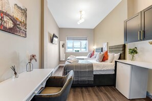 Room - Wake, Sip, Slay – Stylish Studio with Cozy Feels (London)