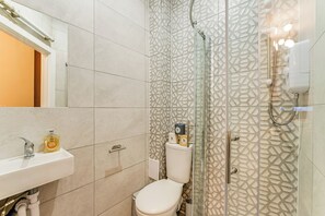 Bathroom - Wake, Sip, Slay – Stylish Studio with Cozy Feels (London)