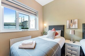 Room - Wake, Sip, Slay – Stylish Studio with Cozy Feels (London)