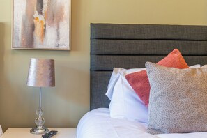 1 bedroom, iron/ironing board, free WiFi, bed sheets - Wake, Sip, Slay – Stylish Studio with Cozy Feels (London)