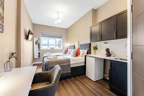 1 bedroom, iron/ironing board, free WiFi, bed sheets - Wake, Sip, Slay – Stylish Studio with Cozy Feels (London)