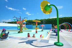 Seasonal outdoor pool, pool umbrellas, pool loungers - Fruit Village Mia Resort (Laura)