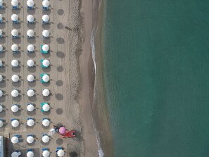 หาดส่วนตัวที่ อยู่ใกล้ๆ, ทรายสีขาว, รถรับส่งชายหาด (คิดค่าบริการ)