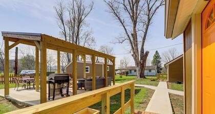 2 Mi to Great Smoky Mtns NP! Cozy Cabin Retreat