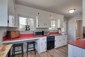 Interior - Deck & Patio! Walkable Downtown Cary Home (Cary)