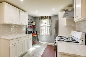 Interior - 1 Mi to NYC Train & Arts District: Rahway Escape (Rahway)