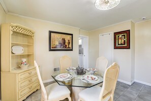 Interior - 1 Mi to NYC Train & Arts District: Rahway Escape (Rahway)