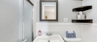1 Mi to NYC Train & Arts District: Rahway Escape