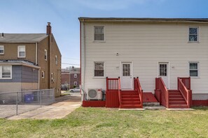 Interior - 1 Mi to NYC Train & Arts District: Rahway Escape (Rahway)