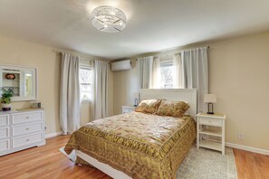 Interior - 1 Mi to NYC Train & Arts District: Rahway Escape (Rahway)