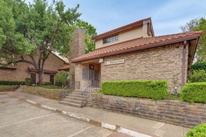 Interior - Near Expressways! Cozy Dallas Condo w/ Workspace (Dallas)