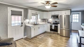 House (3 Bedrooms) | Interior