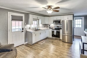 Interior - 1 Mi to Lake! Angler's Retreat in Gilbertsville (Gilbertsville)