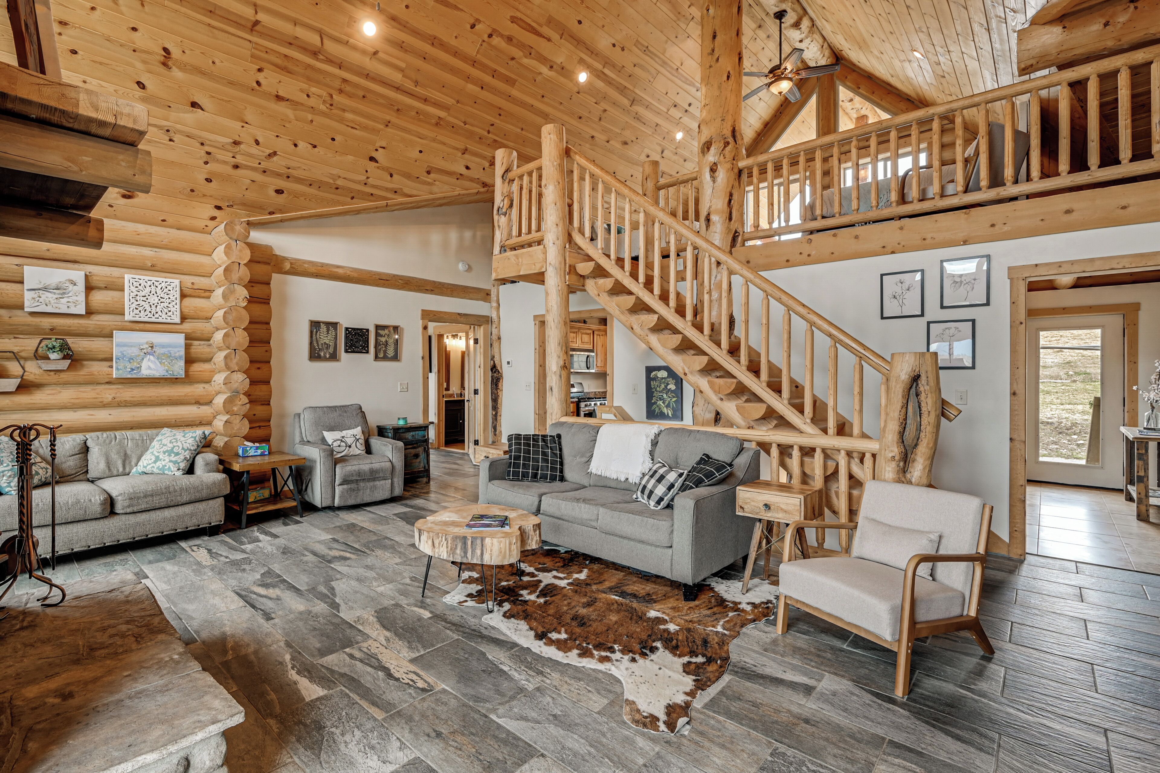 House (5 Bedrooms) | Interior