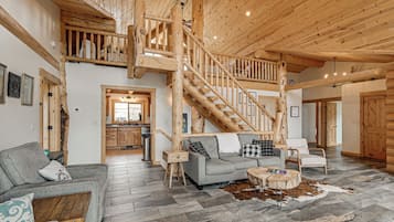 House (5 Bedrooms) | Interior
