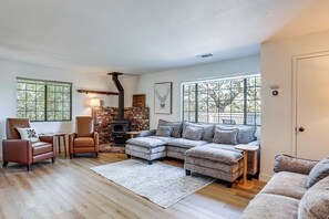 Interior - Community Perks + Mtn Views: Nacimiento Lake Gem (Bradley)