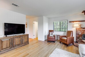 Interior - Community Perks + Mtn Views: Nacimiento Lake Gem (Bradley)