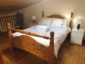 4 bedrooms, iron/ironing board, travel cot, free WiFi - Comfortable gîte for 4 people with swimming pool, large garden - 15 km from the sea (Chenac-Saint-Seurin-d'Uzet)