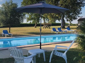 Outdoor pool, a heated pool - Comfortable gîte for 4 people with swimming pool, large garden - 15 km from the sea (Chenac-Saint-Seurin-d'Uzet)