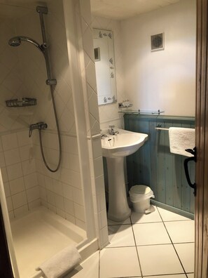Shower, hair dryer, towels - Comfortable gîte for 4 people with swimming pool, large garden - 15 km from the sea (Chenac-Saint-Seurin-d'Uzet)