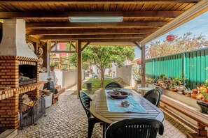 Outdoor dining - Algés Village Casa 4 by lisbon-coast vacation (Algés)