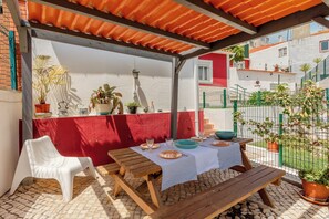 Outdoor dining - Algés Village Casa 4 by lisbon-coast vacation (Algés)