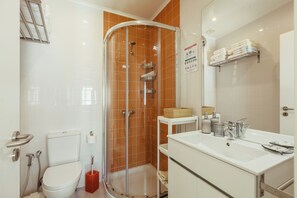 Douche, sèche-cheveux, serviettes fournies, savon
