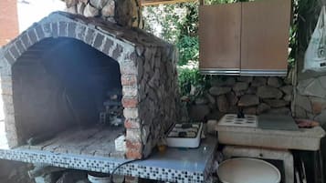 Økonomi-dobbeltrom, terrasse, hageutsikt | Overnattingsstedets uteområder