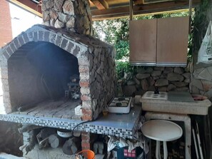 Economy-Doppelzimmer, Terrasse, Gartenblick | Unterkunftsgelände