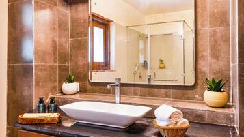 Deluxe Villa, Lake View | Bathroom