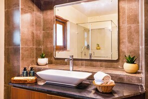 Villa Deluxe - sjöutsikt | Badrum