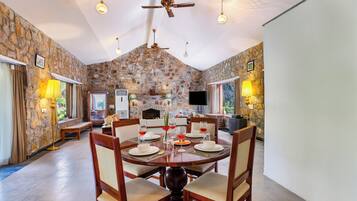 Deluxe villa, uitzicht op meer | Dineren