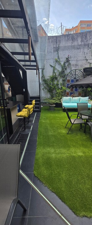 Outdoor dining - HotelBoutique AltoLujo/Gardens/Sauna/Jacuzzi/Coworking Estadio Nomadas 8Habitac (Medellín)