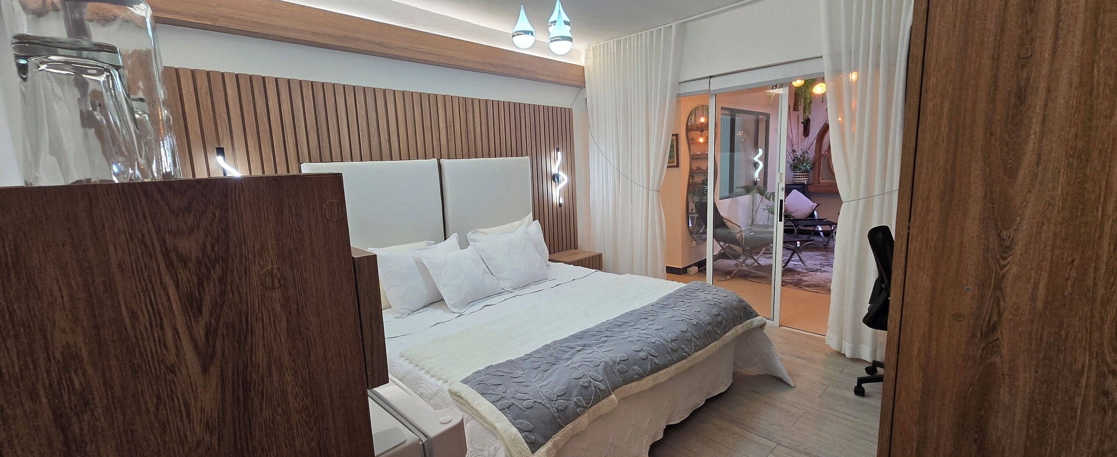 Tabla de planchar con plancha, wifi y ropa de cama 