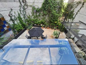 Outdoor dining - HotelBoutique AltoLujo/Gardens/Sauna/Jacuzzi/Coworking Estadio Nomadas 8Habitac (Medellín)