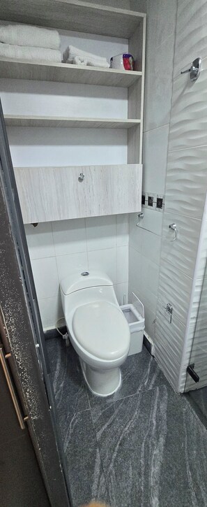 ヘアドライヤー、タオル、石鹸、トイレットペーパー